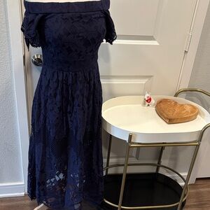 GUC Vince Camuto Off-Shoulder Navy Lace Midi Dress